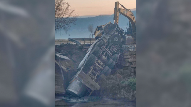 Süt kamyonu kanala uçtu